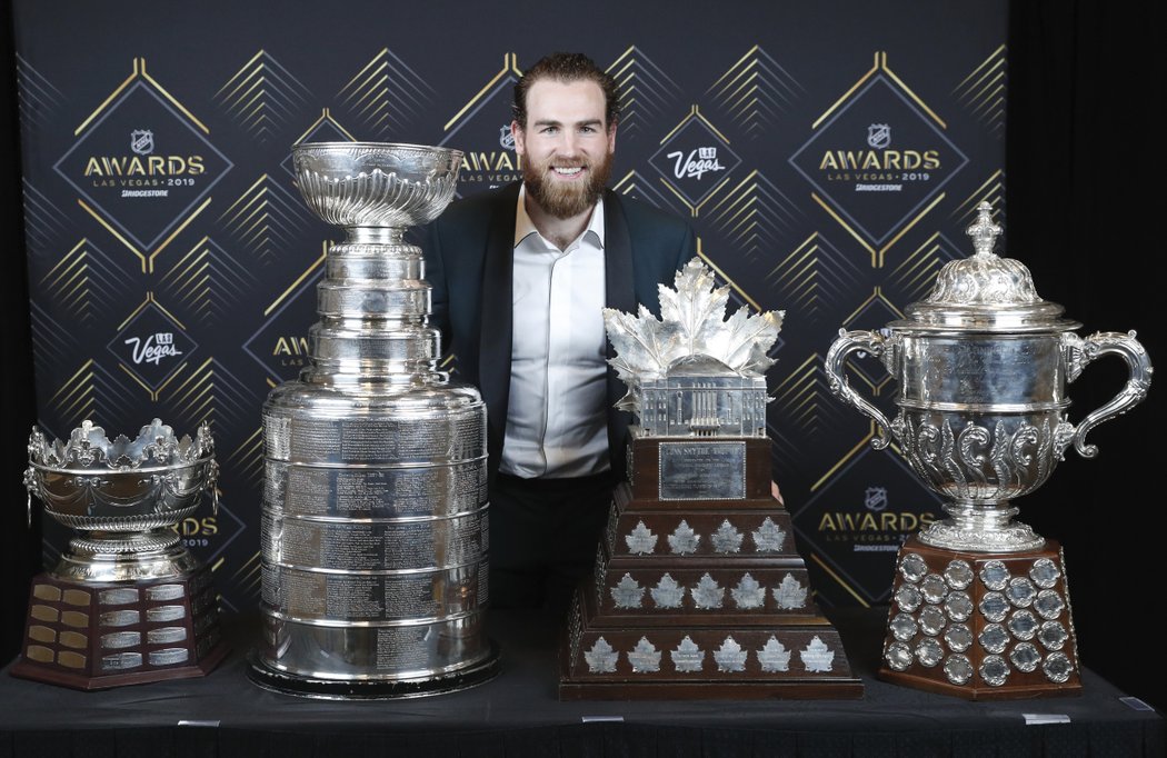 Frank J. Selke Trophy pro nejlépe bránící útočníka převzal Kanaďan Ryan O&#39;Reilly z St. Louis, který před týdnem po triumfu ve Stanleyově poháru získal Conn Smythe Trophy pro nejužitečnějšího hráče play off.