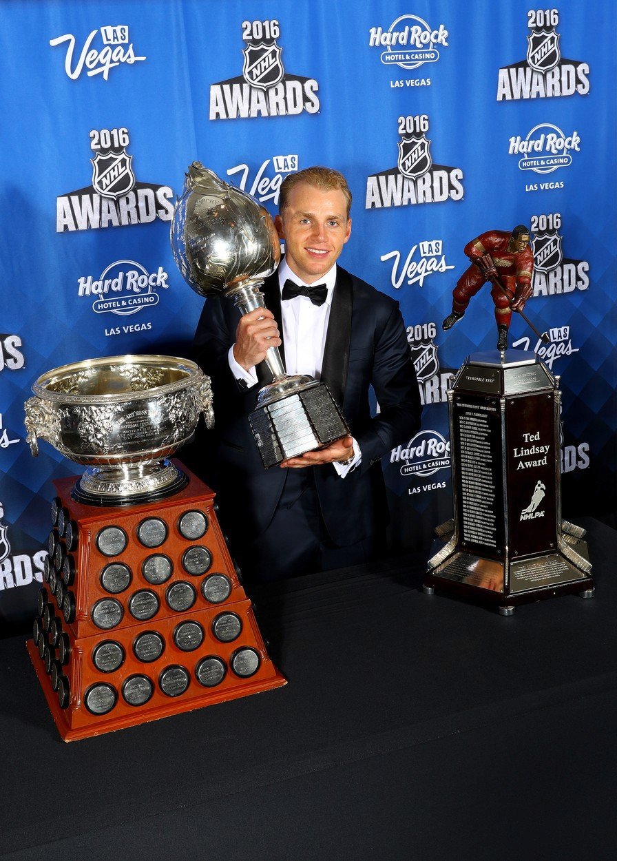 Králem večera se stal americký kanonýr Patrick Kane z Chicaga, který vedle Art Ross Trophy pro nejproduktivnějšího hráče základní části obdržel Hart Trophy pro nejužitečnějšího hráče a převzal také Ted Lindsay Award pro nejlepšího hokejistu sezony