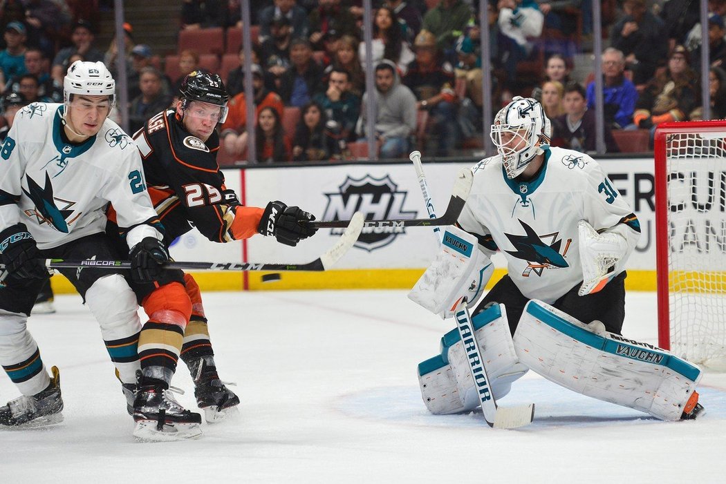 Ondřej Kaše dal v nedělním utkání NHL gól a na další přihrál, jeho Anaheim ale prohrál doma se San Jose 2:3 po samostatných nájezdech.