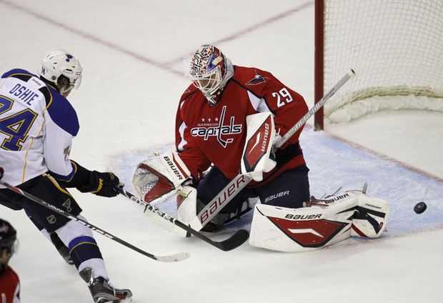Tomáš Vokoun právě inkasuje gól z hole T.J. Oshieho ze St.Louis. Tomáš Vokoun právě inkasuje gól z hole T.J. Oshieho ze St.Louis.