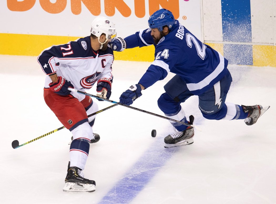 Nick Foligno z Columbusu v souboji o puk s obráncem Lightning Zachem Bogosianem