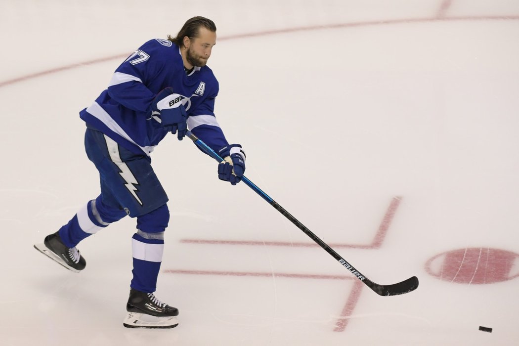 Švédský obránce Victor Hedman z Tampy Bay před prvním zápasem osmifinále play off NHL