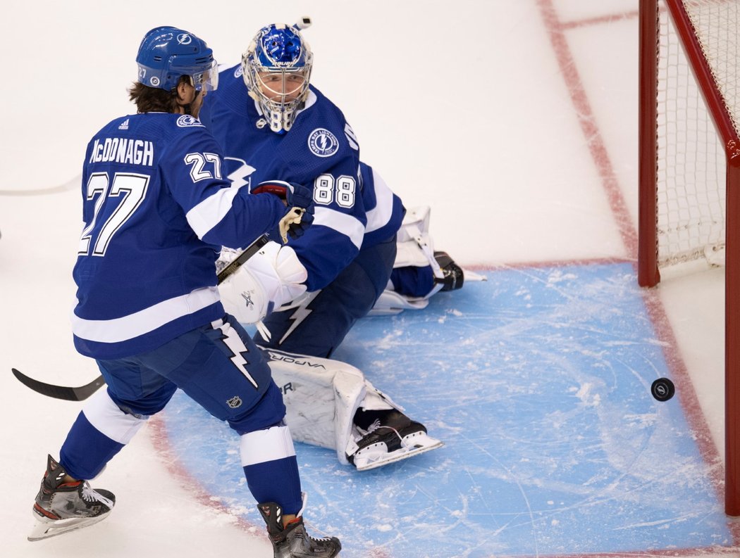 Brankář Lightning Andrej Vasilevskij inkasuje gól