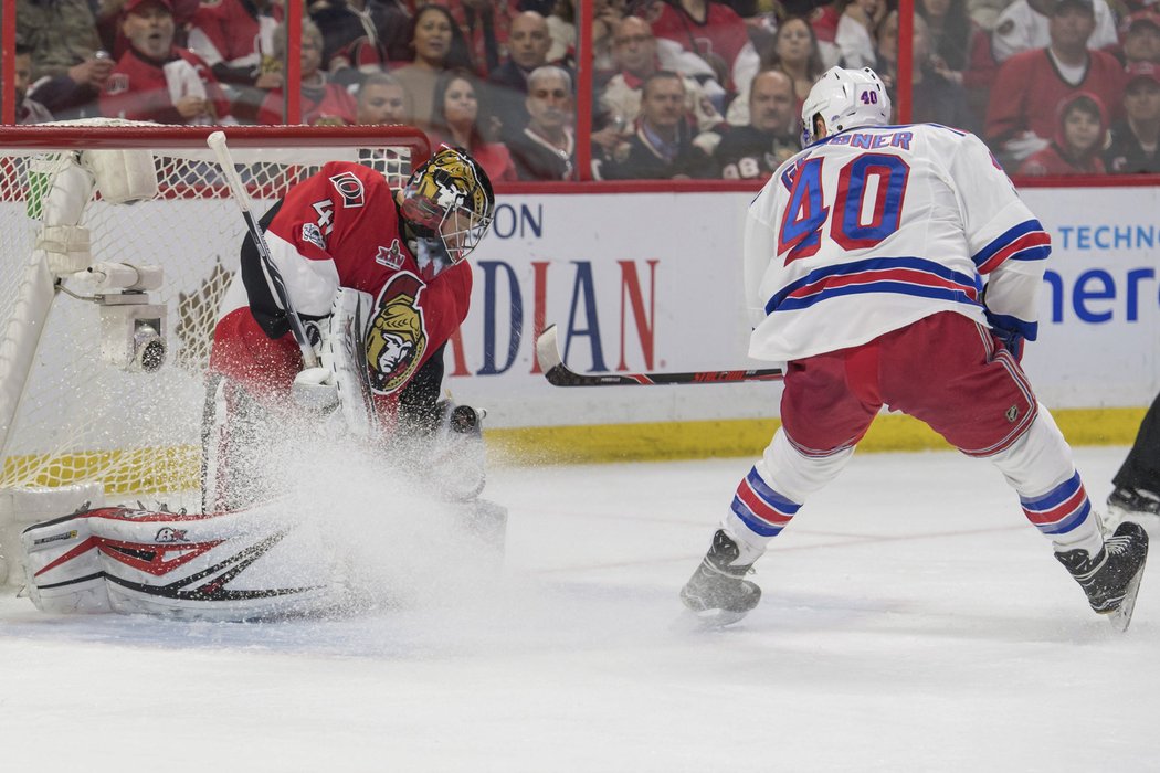 Craig Anderson pochytal celkem 29 střel včetně tohoto pokusu Michaela Grabnera