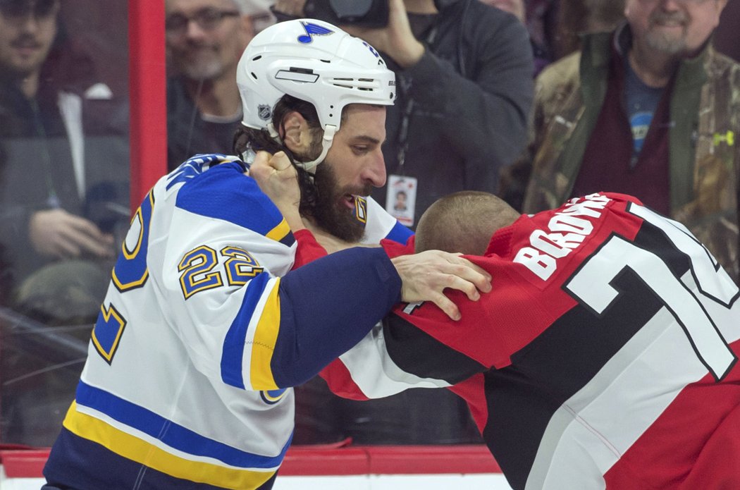 Bez rukavic se utkali Chris Thorburn ze St.Louis a Mark Borowiecki z Ottawy