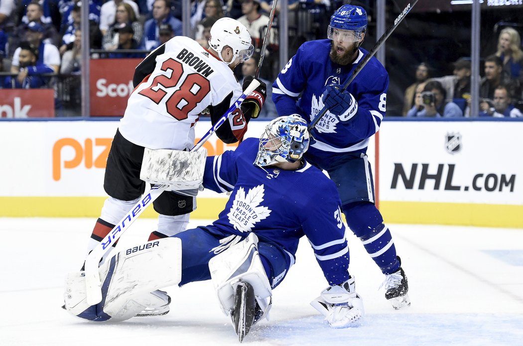 Connor Brown dostal za tento střet 2 trestné minuty