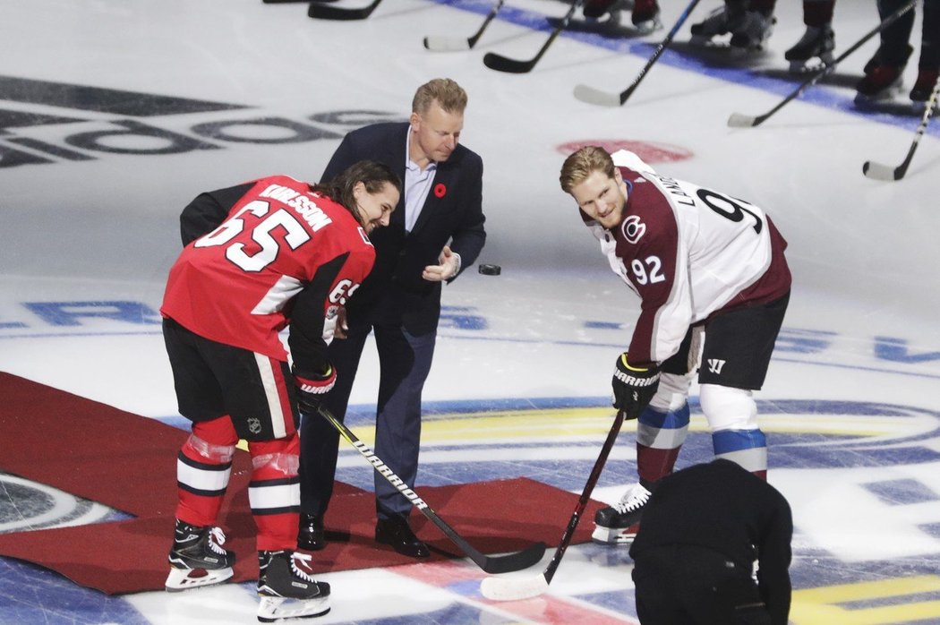Při loňských zápasech NHL Global Series mezi Ottawou a Coloradem ve Švédsku vhodil Daniel Alfredsson čestné buly