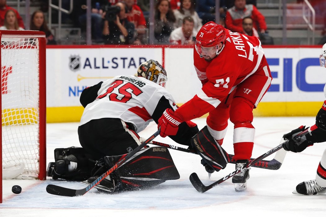 Dylan Larkin takhle přelstil Marcuse Högberga a zapsal jedenáctý gól v sezoně