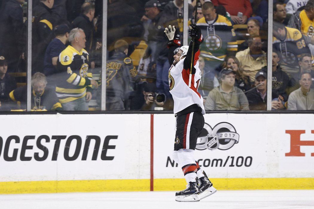 Clarke MacArthur vstřelil svůj druhý letošní gól v play off