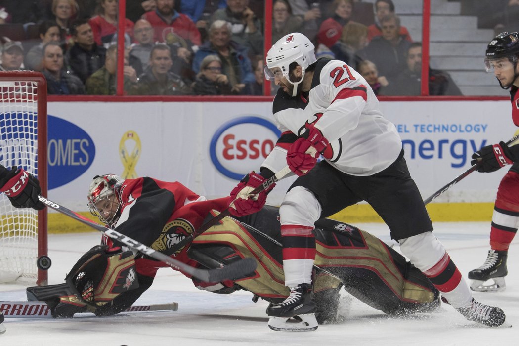 Kyle Palmieri střílí gól New Jersey.