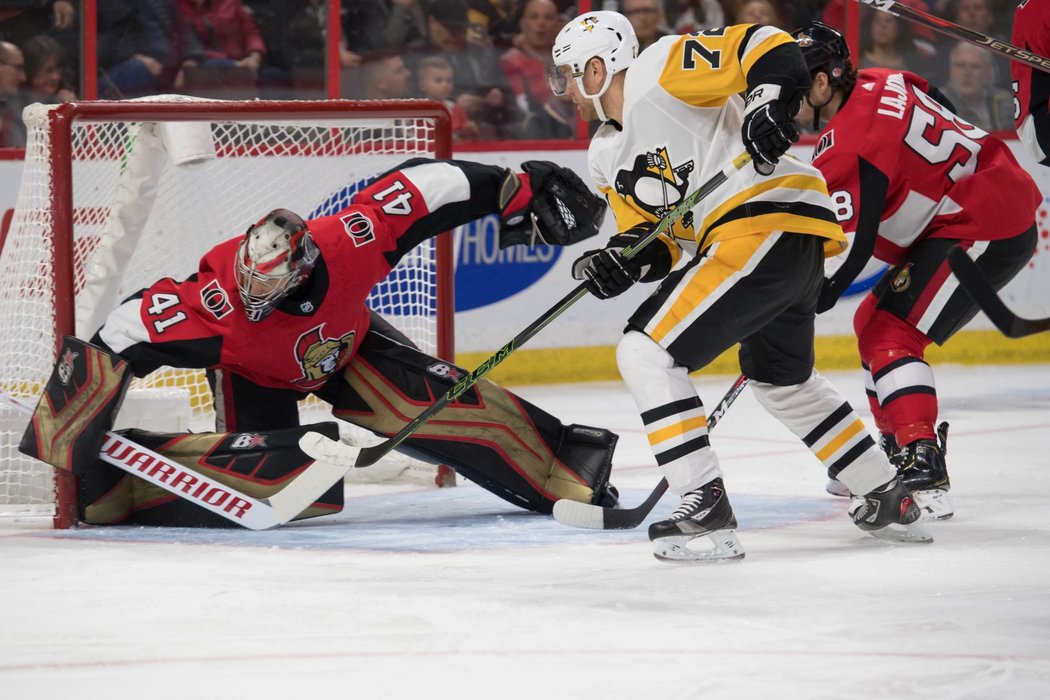 Ottawský brankář Craig Anderson zasahuje proti Patricu Hörnqvistovi z Pittsburghu