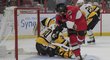 Kyle Turris střílí další gól do sítě Penguins