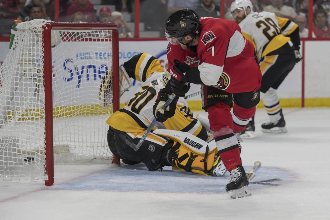 Kyle Turris střílí další gól do sítě Penguins