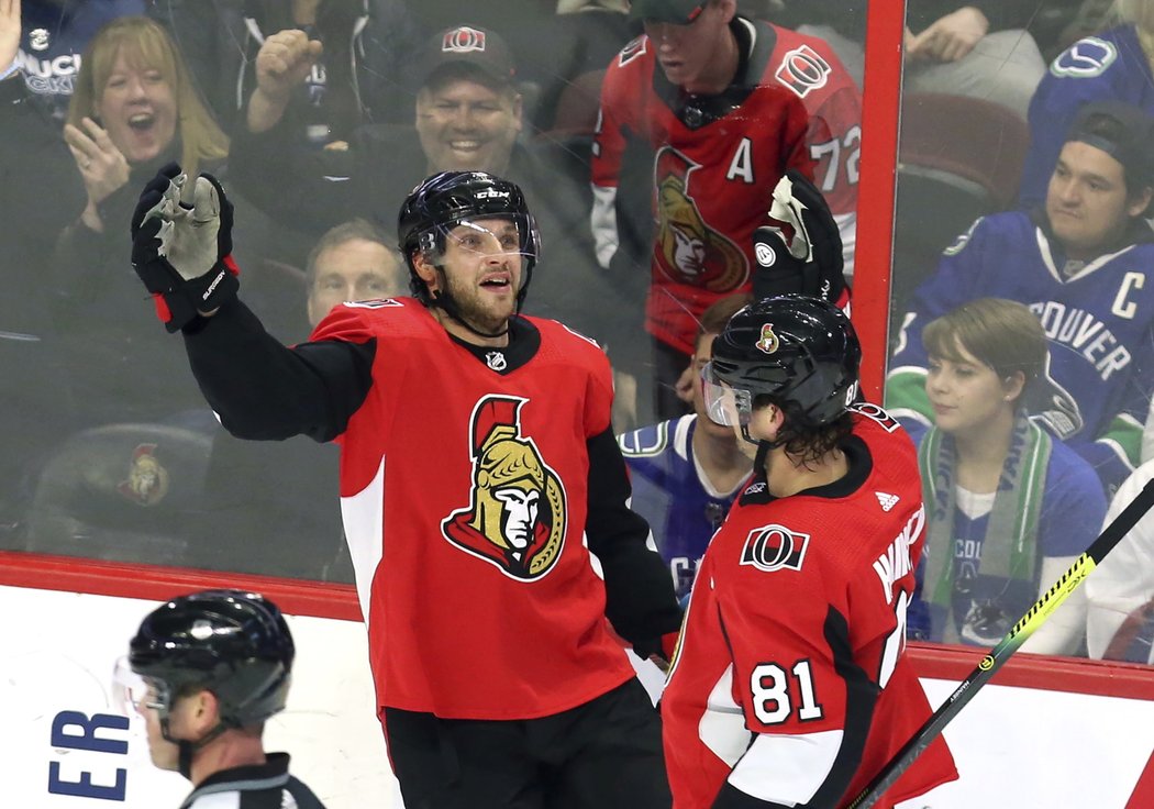 Bobby Ryan slaví jeden ze tří gólů do sítě Vancouveru