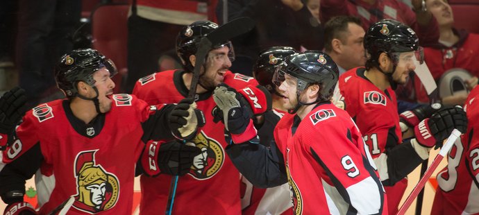 Bobby Ryan slaví jeden ze tří gólů do sítě Vancouveru