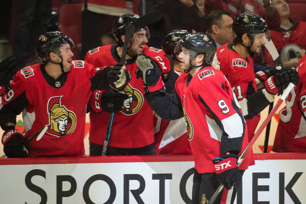 Bobby Ryan slaví jeden ze tří gólů do sítě Vancouveru