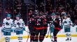 Hokejisté Ottawy se radují z gólu v zápase se San Jose