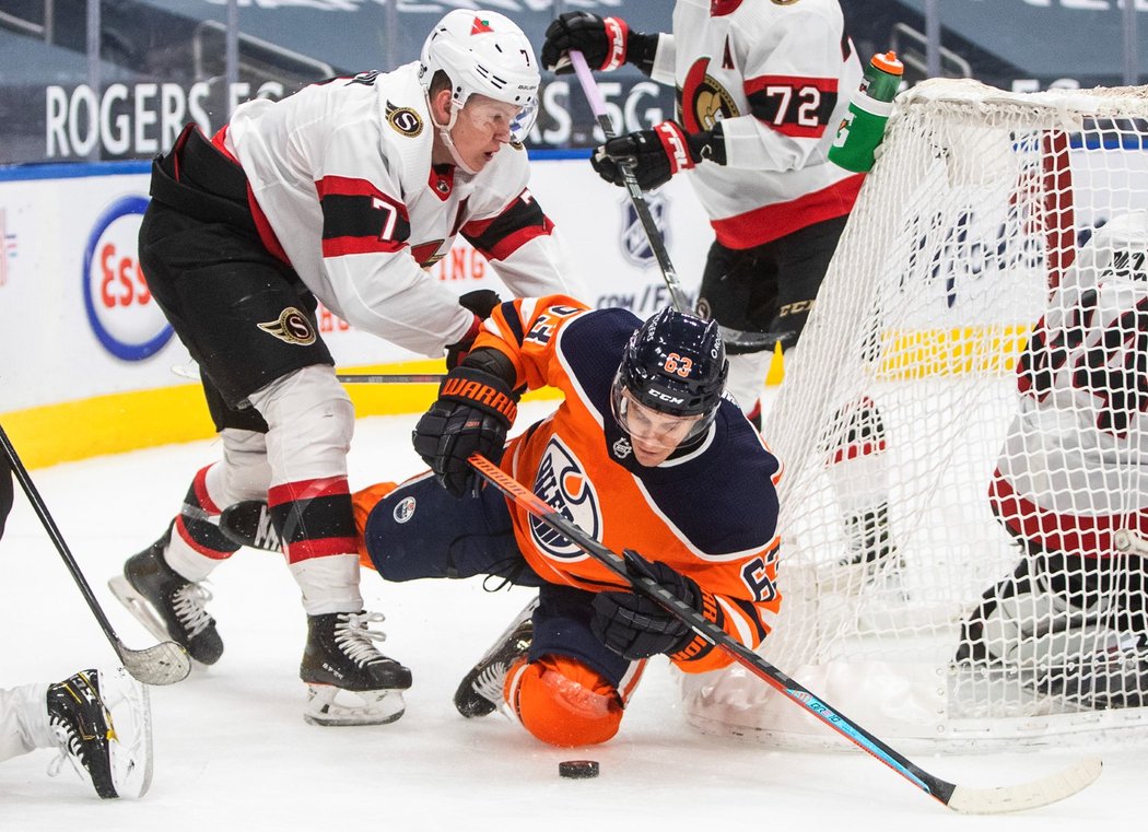 Brady Tkachuk v akci v zápase s Edmontonem