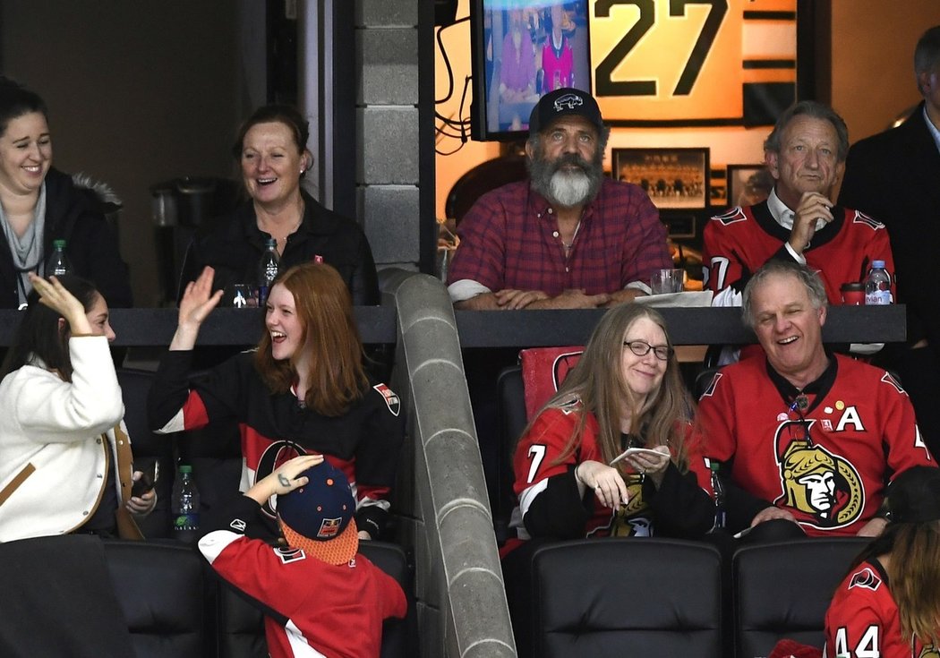 Majitel Ottawa Senators Eugene Melnyk (vpravo nahoře) vedle hollywoodského herce Mela Gibsona