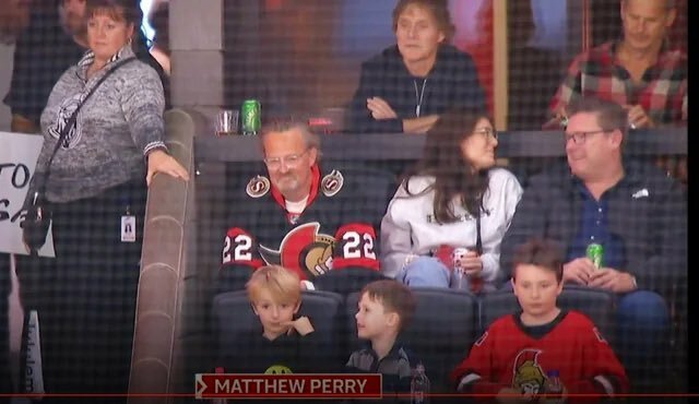 Celosvětově známý herec Matthew Perry na tribuně během utkání Ottawa Senators