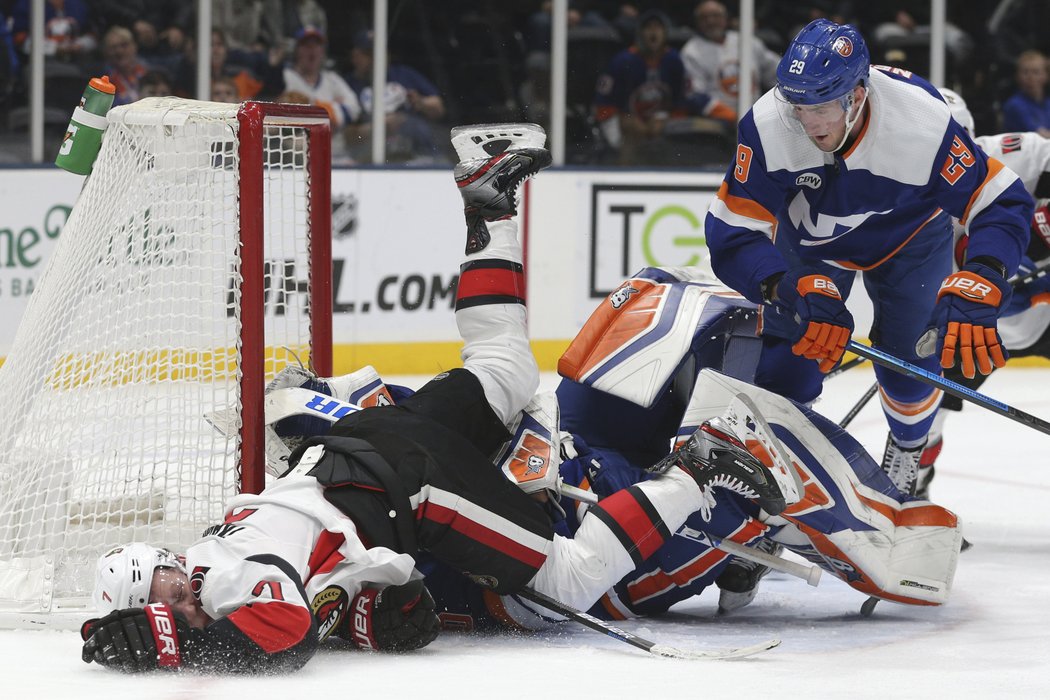 Brady Tkachuk z Ottawy pořádně zválcoval brankáře Robina Lehnera z Islanders