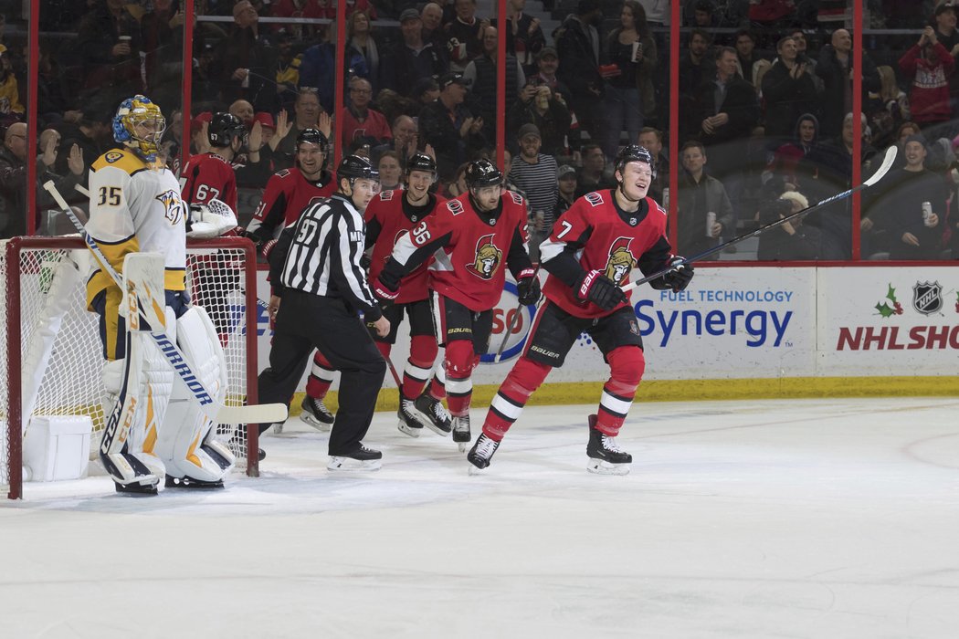 Brady Tkachuk a celá pětice Senators právě slaví vedení 2:0