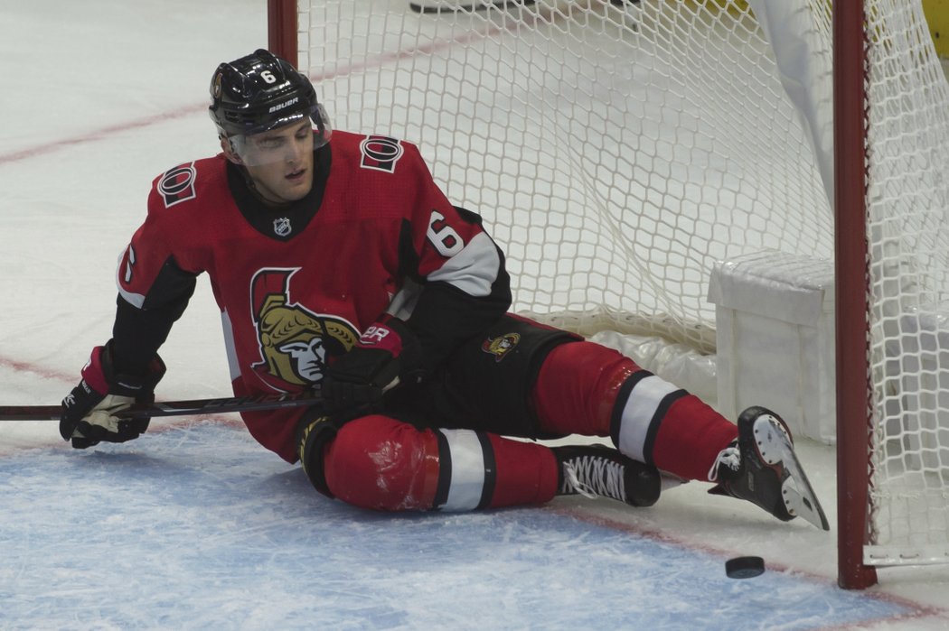 Obránce Chris Wideman tuto střelu Philadelphie nezastavil