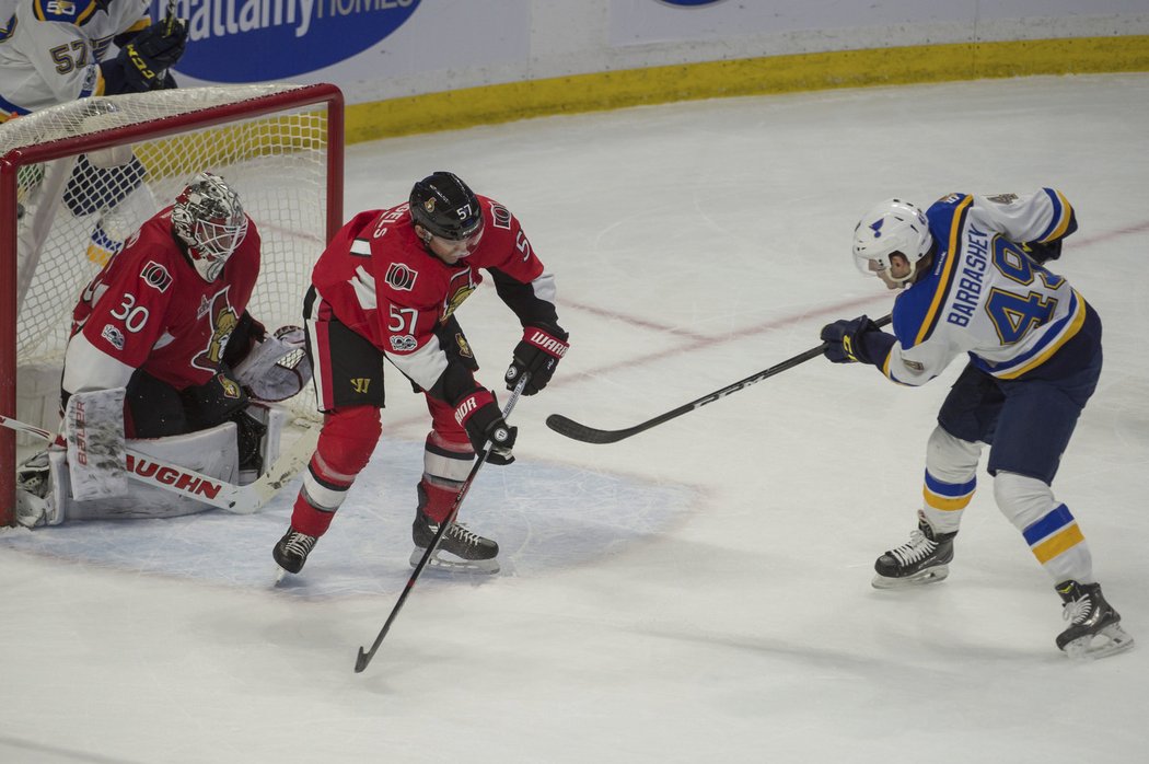 Ruský hokejista Ivan Barbašev vstřelil do sítě Senators svůj první gól v NHL