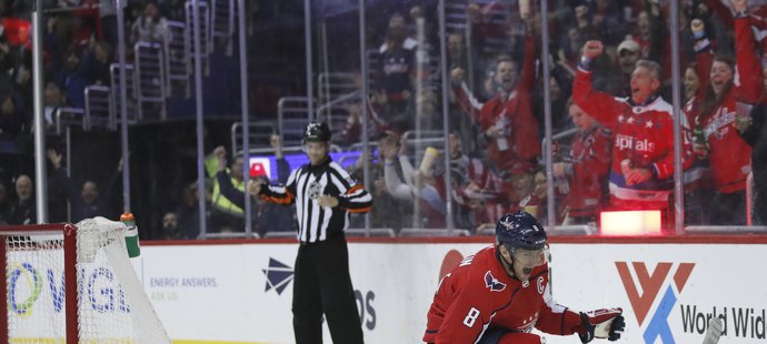 Alexandr Ovečkin pomohl dvěma góly Washingtonu k výhře nad Winnipegem 3:2 v prodloužení.