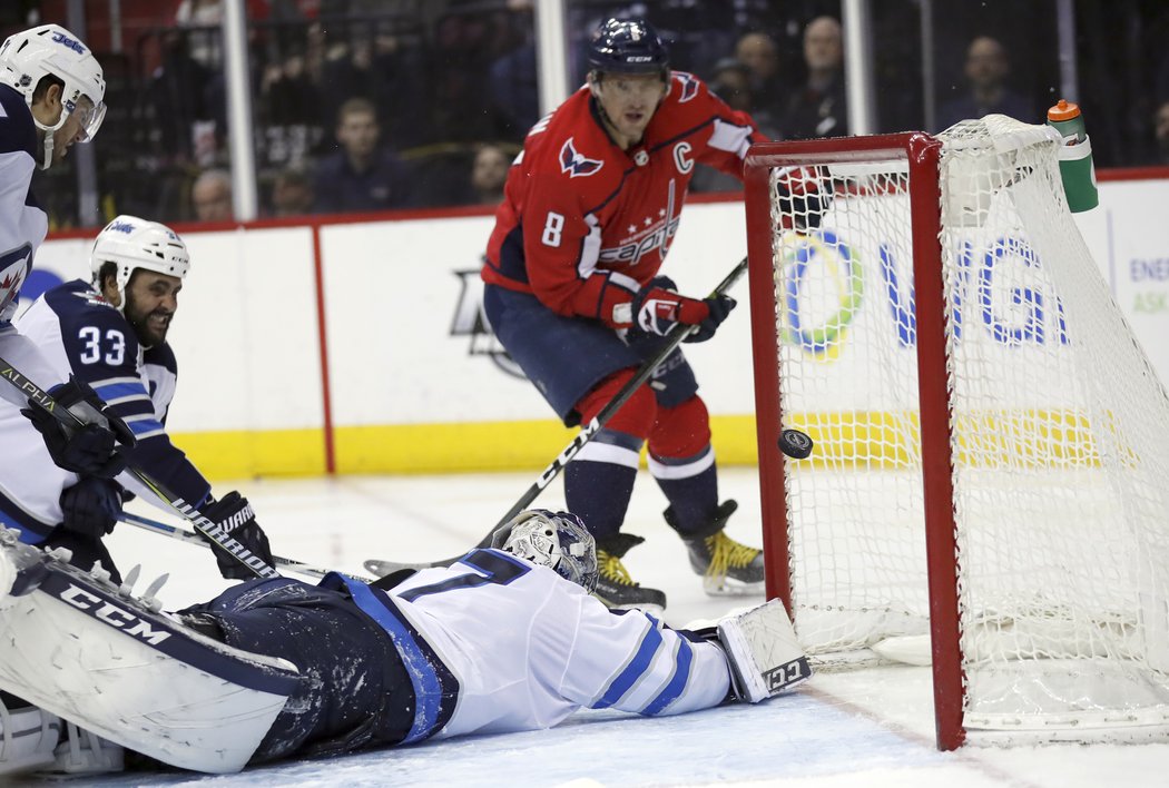 Brankář Winnipegu Connor Halleybuck 600. gólu Alexandra Ovečkina v NHL zabránit nedokázal.