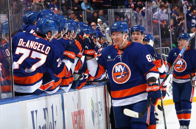 Palátova snová premiéra v Islanders! Připsal gól i asistenci v derby, první hvězda utkání Palátova snová premiéra v Islanders! Připsal gól i asistenci v derby, první hvězda utkání