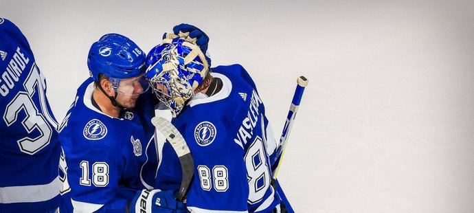 Útočník Tampy Ondřej Palát s brankářem Andrejem Vasilevskim