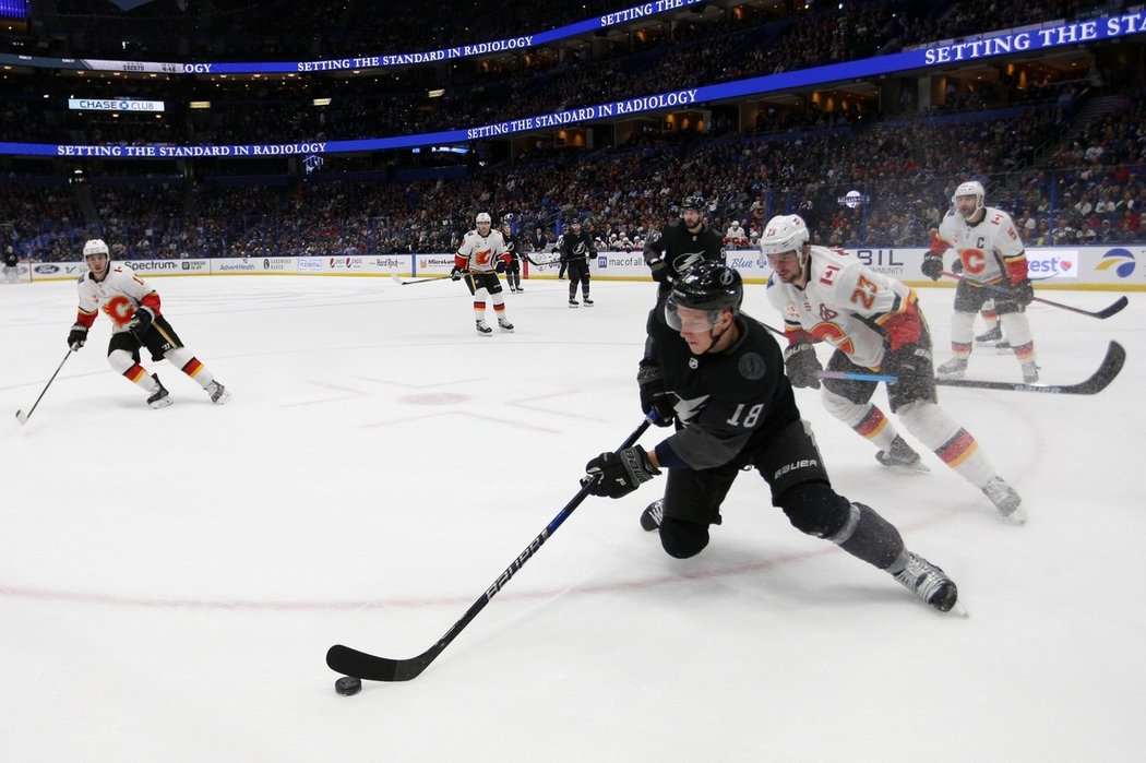 Ondřej Palát překonal Davida Ritticha a Tampa Bay i díky jeho trefě porazila Calgary 4:3.