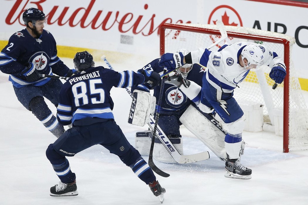 Ondřej Palát škodí před brankou Winnipegu.