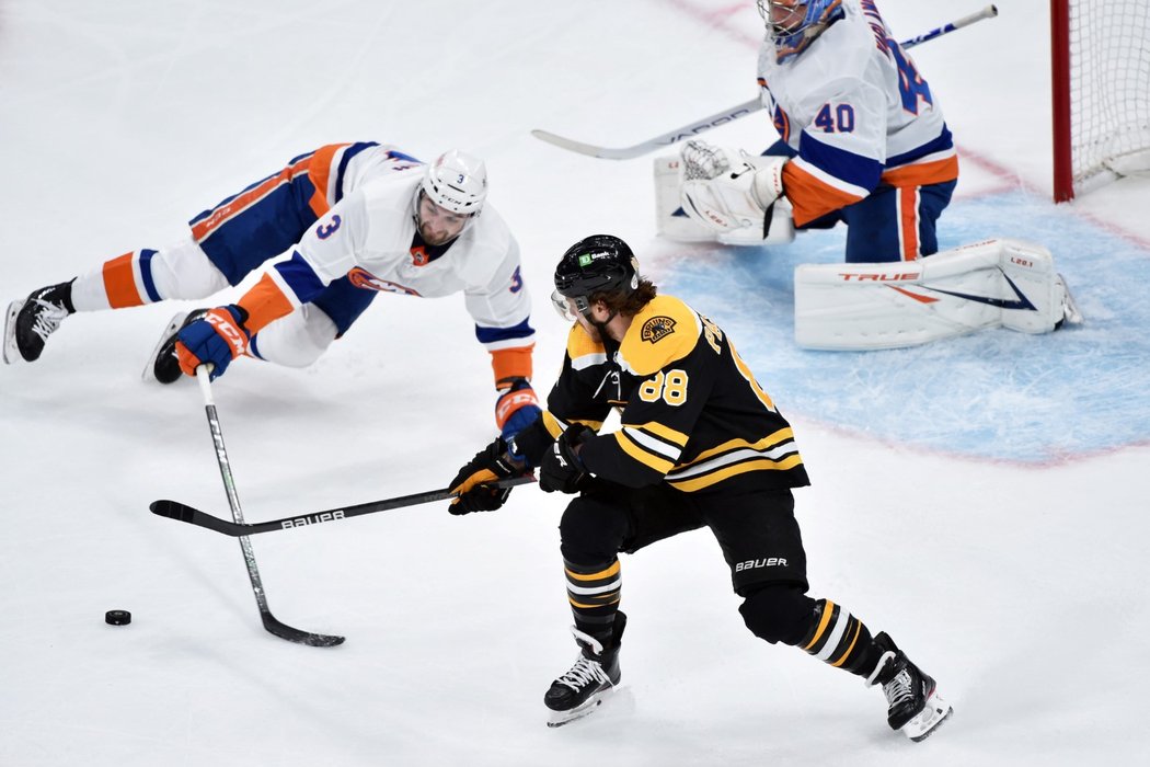 David Pastrňák si v druhém utkání play off proti New York Islanders připsal jednu asistenci, Boston ale prohrál v prodloužení