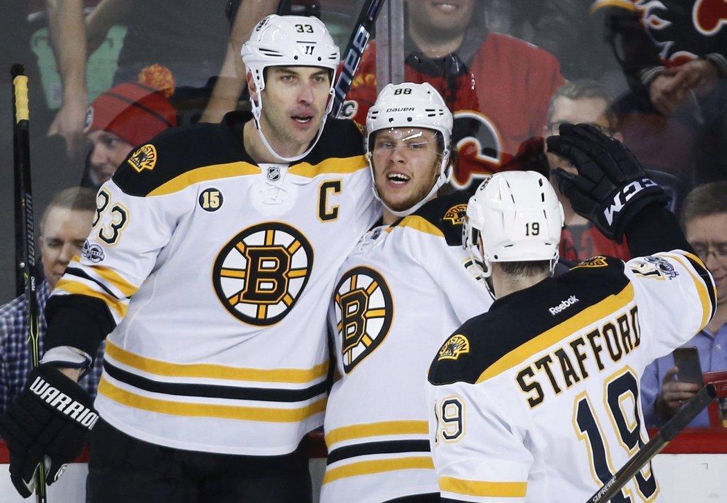 David Pastrňák vstřelil dva góly a pomohl hokejistům Bostonu k výhře 5:2 na ledě Calgary.