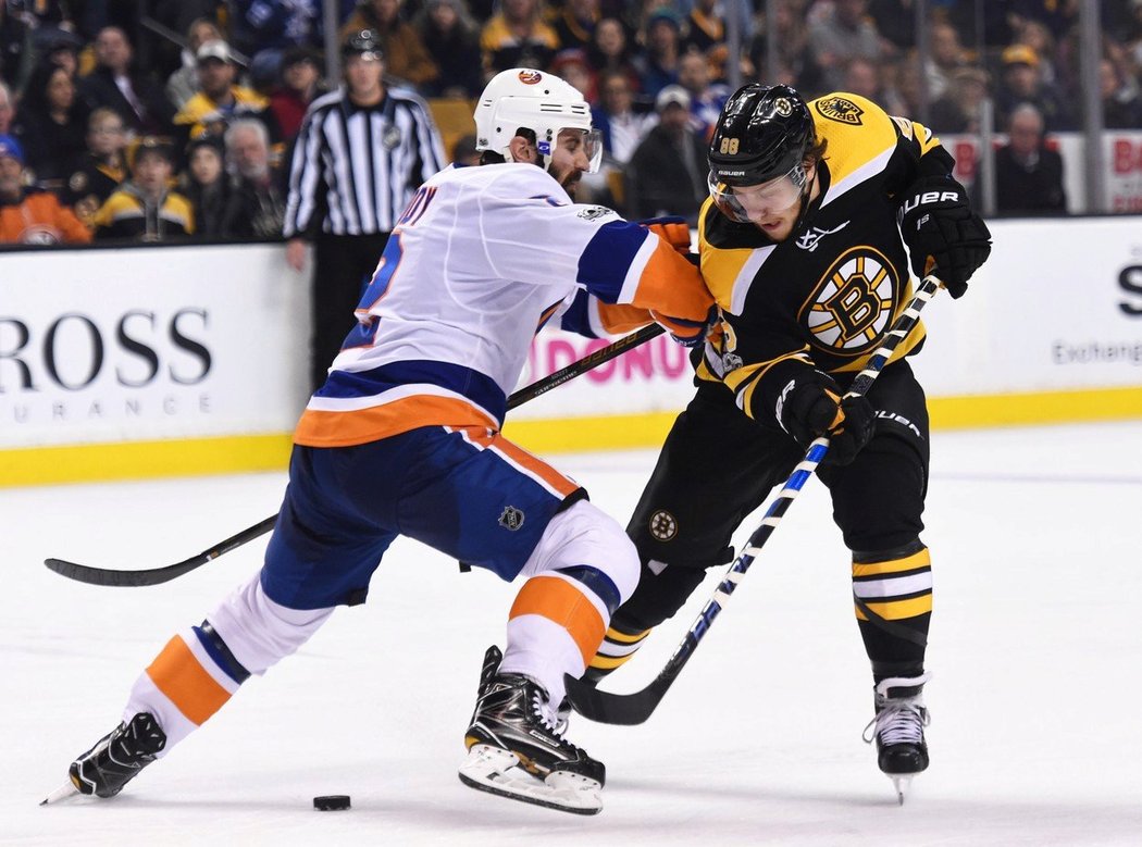 David Pastrňák bodoval v NHL poosmé v řadě, když dvěma asistencemi pomohl Bostonu k výhře 3:1 nad New Yorkem Islanders.