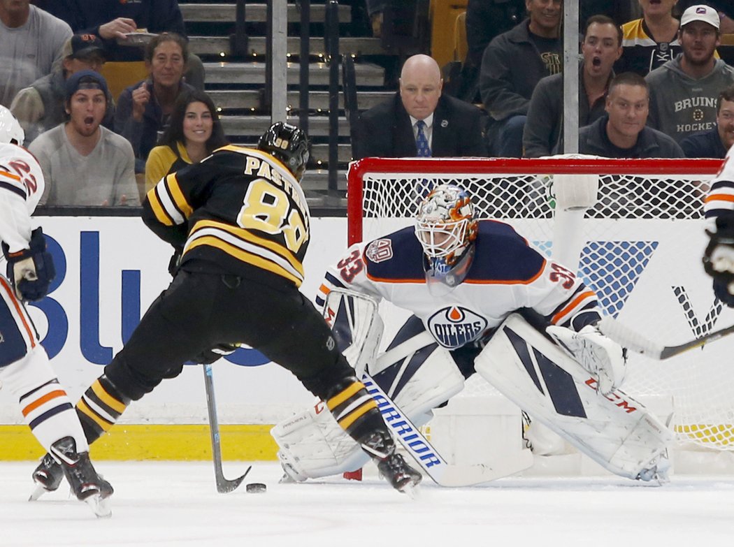 David Pastrňák se blýskl v NHL nádherným gólem, kterým pomohl Bostonu k výhře 4:1 nad Edmontonem.