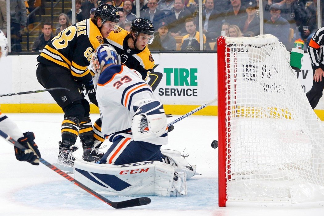 David Pastrňák se blýskl v NHL nádherným gólem, kterým pomohl Bostonu k výhře 4:1 nad Edmontonem.