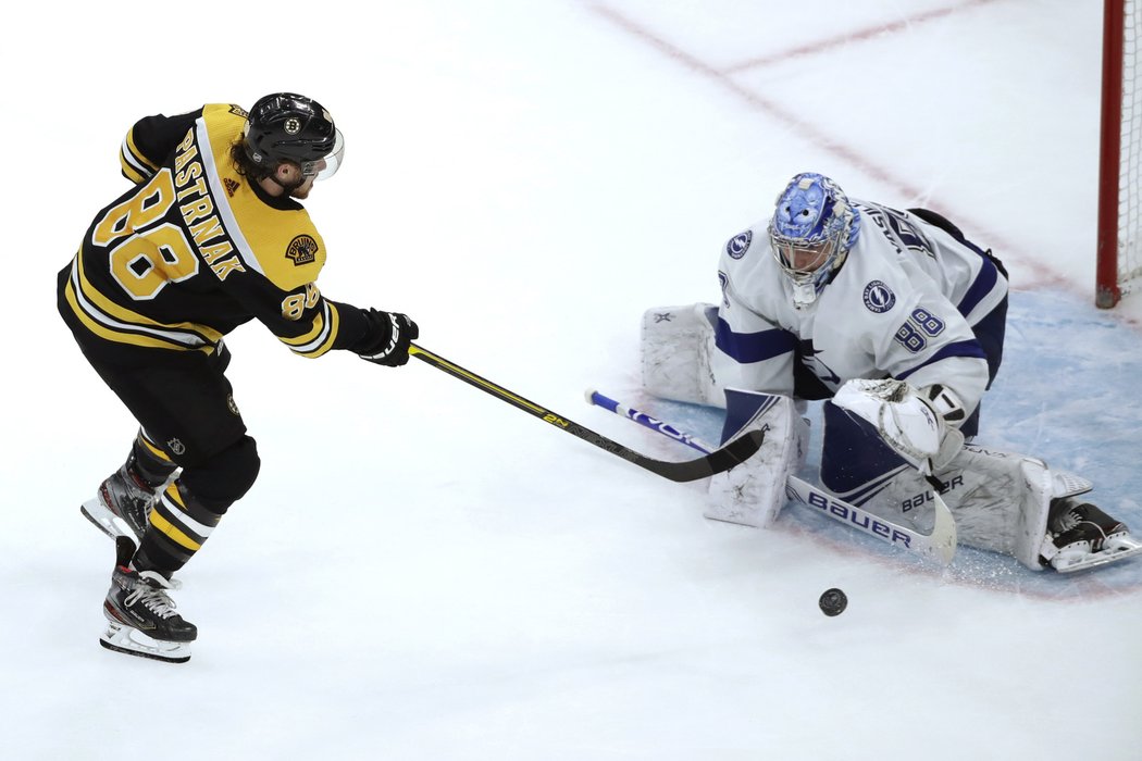 David Pastrňák skvělou formu nepotvrdil v nájezdech, ve kterých už nepřekonal Andreje Vasilevského. Jediný gól v rozstřelu dal Steven Stamkos.