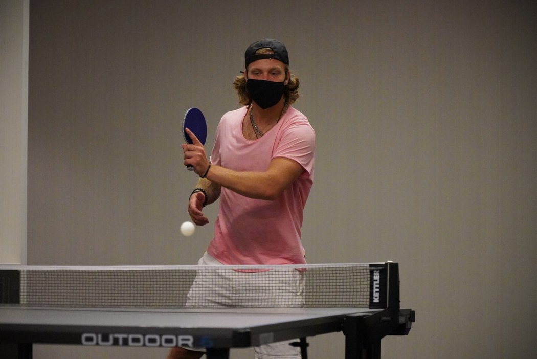 David Pastrňák si v Torontu zkrátil čas hraním stolního tenisu.