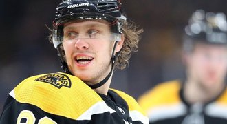 Pastrňák a parťák prozradili super fígl. Kabina Bruins řešila Krejčího syna