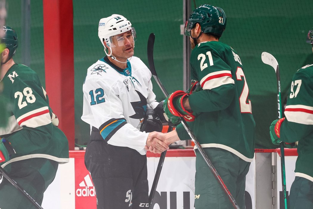 Patrick Marleau po zápase přijímal gratulace k dorovnání rekordu i od soupeřů z Minnesoty