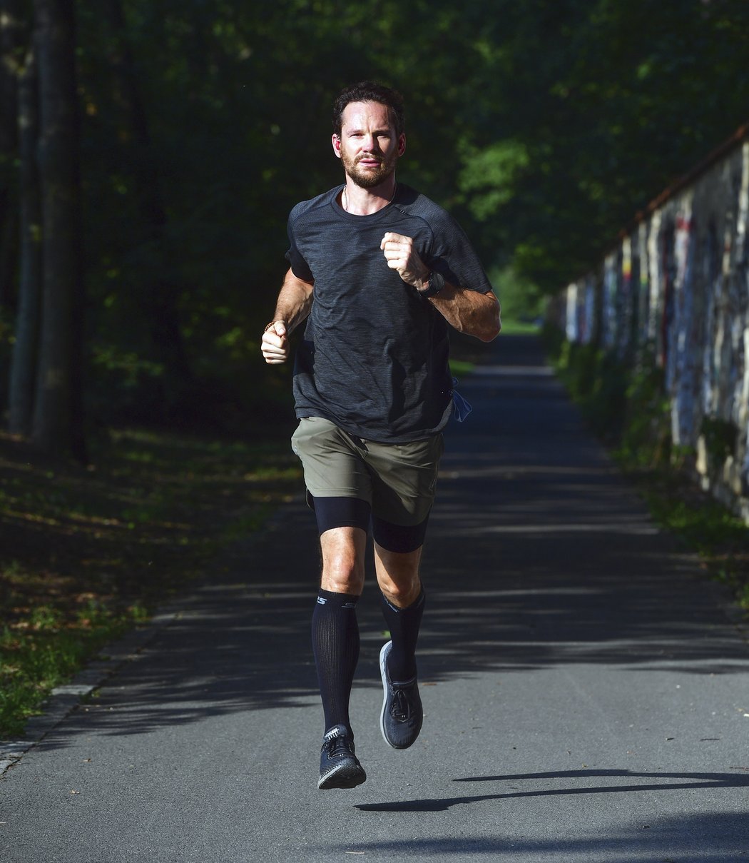 &#34;Maratonci a ultramaratonci hodně používají značku ON, já ale kvůli kolenu potřebuju něco jiného, takže vybírám z nabídky Hoka,&#34; říká Patrik Eliáš.