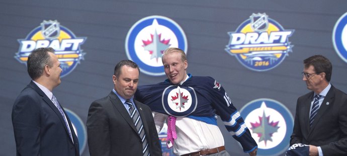 Finský útočník Patrik Laine z Tappary Tampere zamířil z druhého místa na draftu do Winnipegu