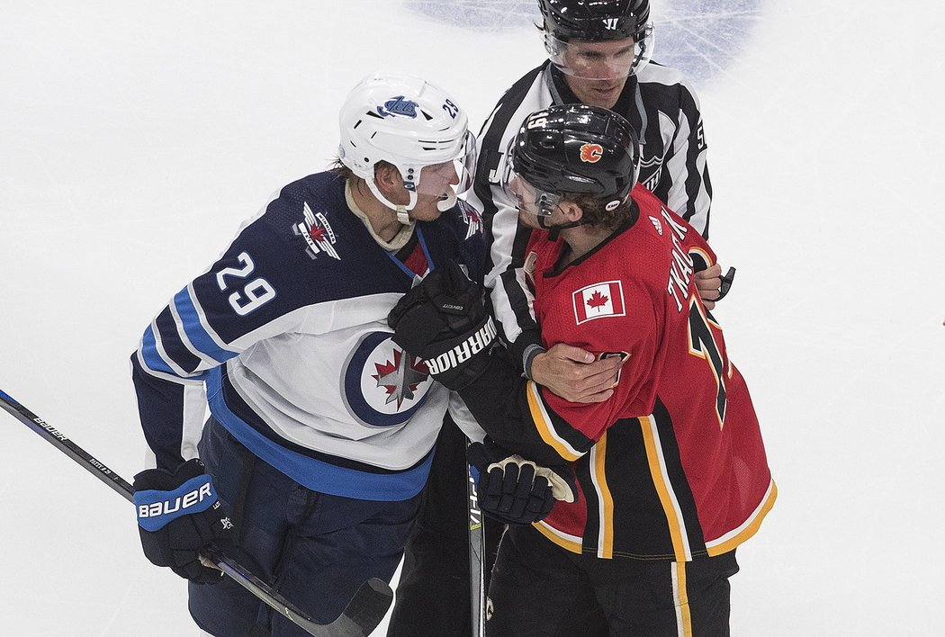 Patrik Laine a Matthew Tkachuk ve výměně názorů v zápase mezi Jets a Flames