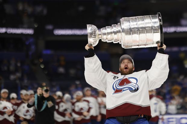Zvednout nad hlavu Stanley Cup se nikdy neomrzí, což ví i Pavel Francouz Zvednout nad hlavu Stanley Cup se nikdy neomrzí, což ví i Pavel Francouz