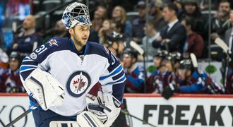 Zraněný gólman Pavelec: Nehroutím se z toho. A prioritou je NHL