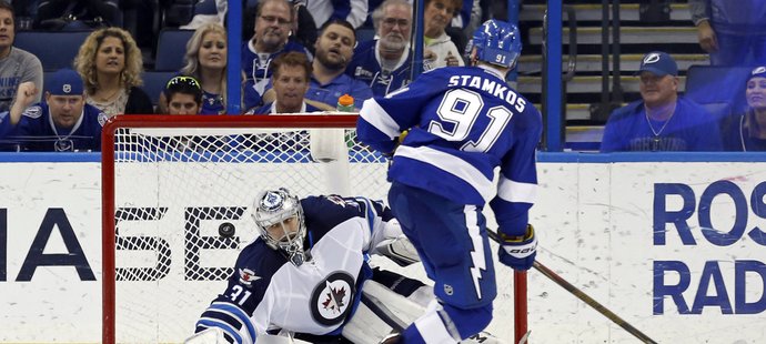 Steven Stamkos ze samostatného nájezdu překonává brankáře Ondřeje Pavelce.