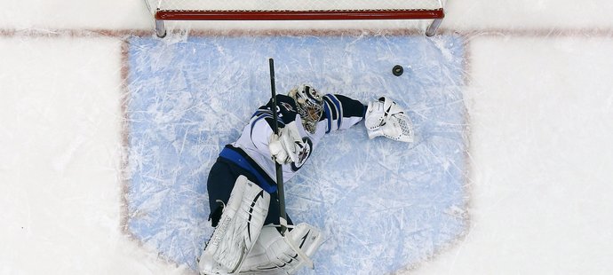 Ani tuhle střelu do branky nepustil. Ondřej Pavelec proti Detroitu inkasoval jen dvakrát po dvou pokusech Dacjuka